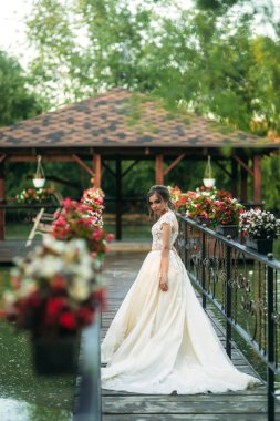 Genç kız gelinlik fotoğrafçısına poz Park. Güneşli havalarda, yaz