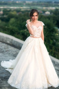 Genç kız gelinlik batımında şehir arka plan üzerinde. Yaz