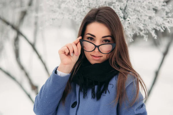 Gyönyörű lány a télen a szabadban. Lány havas fákkal körülvett — Stock Fotó