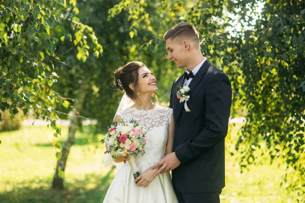 Glückliches Brautpaar nach der Trauung. sonniges Wetter — Stockfoto