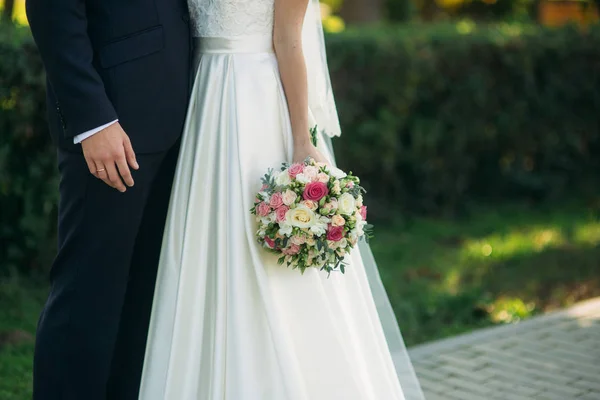 Vackra nygifta promenader i parken beundra varandras — Stockfoto