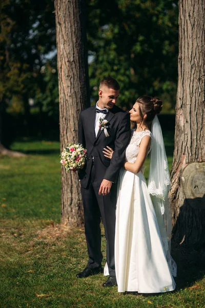 Heureux mariés après la cérémonie de mariage. Météo ensoleillée — Photo