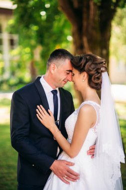 Güzel çift onların düğün günü parkta yürüyüş. Güneşli havalarda