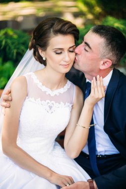 Gelin ve damat bankta siting