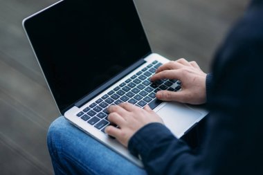 Kahve molası bir dizüstü bilgisayar üzerinde çalışan genç Yöneticisi. Öğle yemeği molası.