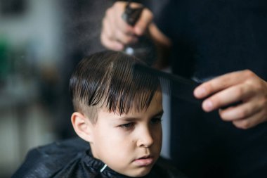 Saç kesimi içinde berber makas tarafından Başlarken çocuk. Kuaför makas kullanın