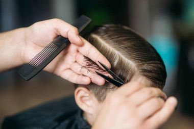 Saç kesimi içinde berber makas tarafından Başlarken çocuk. Kuaför makas kullanın