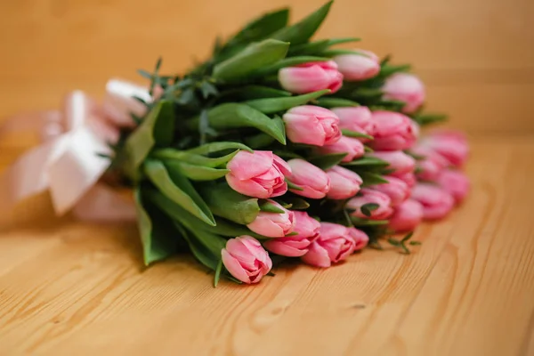 Tulipanes rosados sobre un fondo de madera —  Fotos de Stock