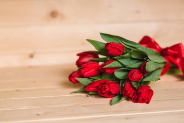 Ahşap arka planda kırmızı laleler.