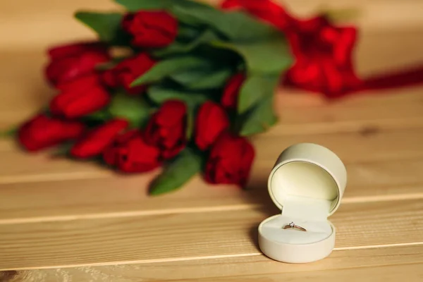 红色郁金香花束和结婚钻戒 — 图库照片