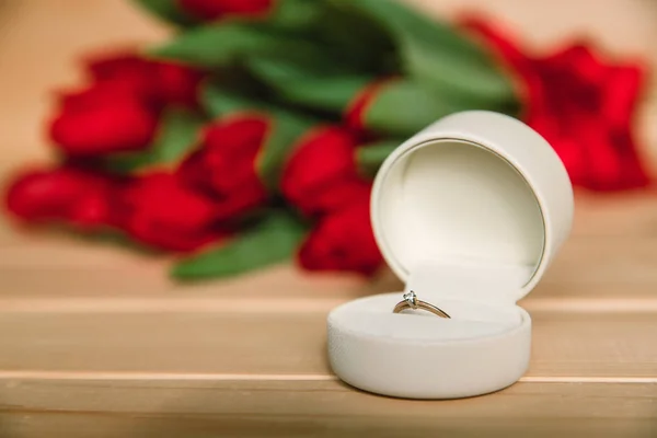 Bouquet of red tulips and diamond ring for marriage — Stock Photo, Image