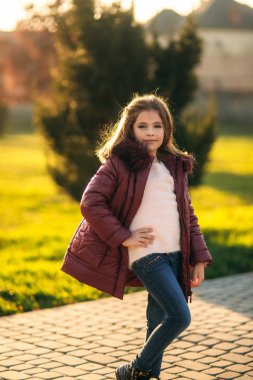 Küçük kız fotoğrafçısına poz. Altın sonbahar