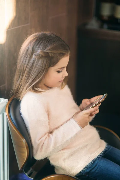 Malá holčička se pomocí telefonu — Stock fotografie