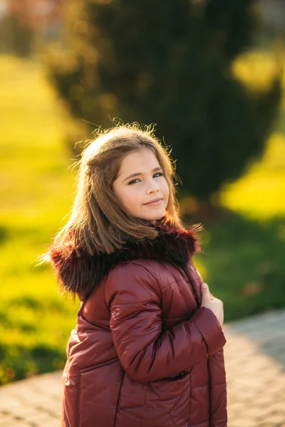 Ragazzina in posa per il fotografo. Autunno d'oro — Foto Stock