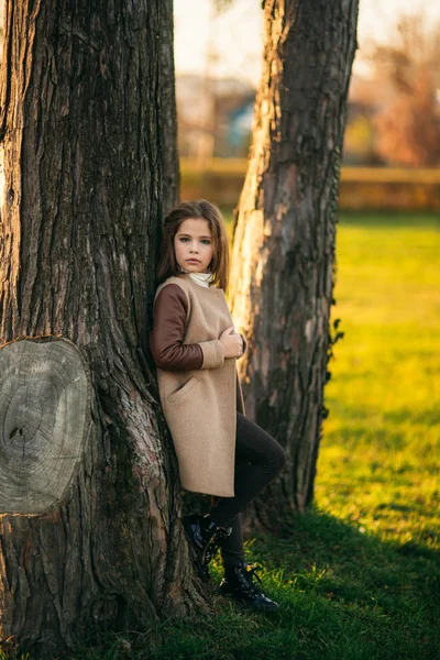 Niña con abrigo de otoño posando para fotógrafo. Otoño dorado — Foto de Stock