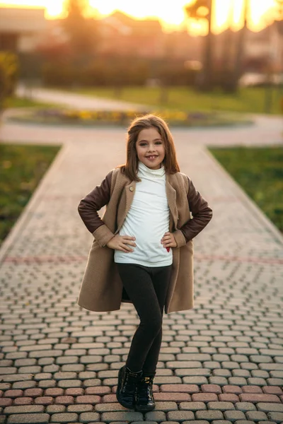 Petite fille en manteau d'automne posant pour photographe. Automne doré — Photo