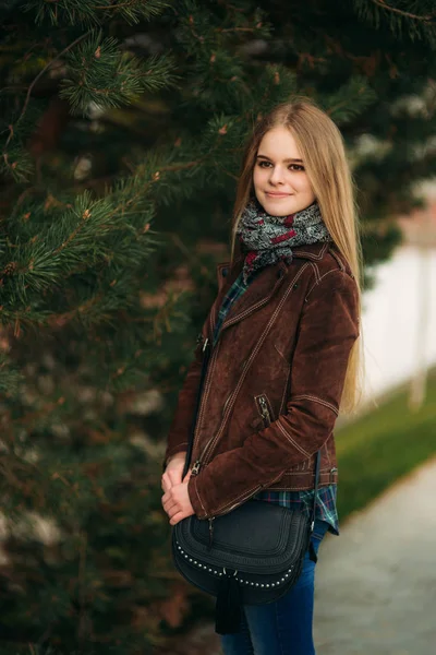 Blond meisje lopen in het park. Poseren voor de fotograaf. — Stockfoto