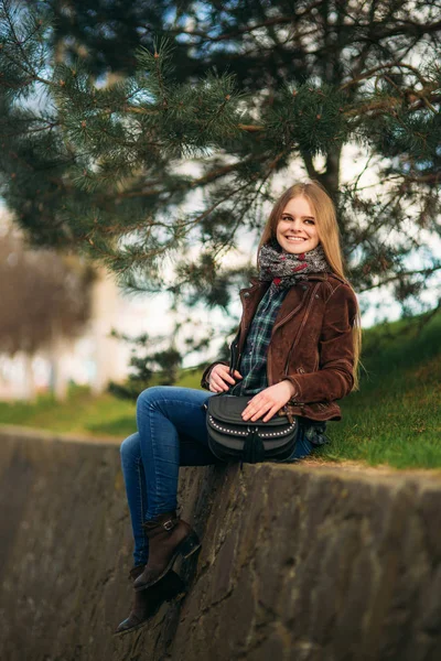 Ragazza bionda che cammina nel parco. In posa al fotografo . — Foto Stock