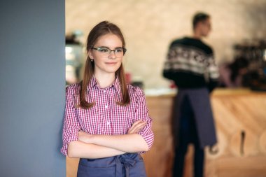 Güzel garson kafede ayakta