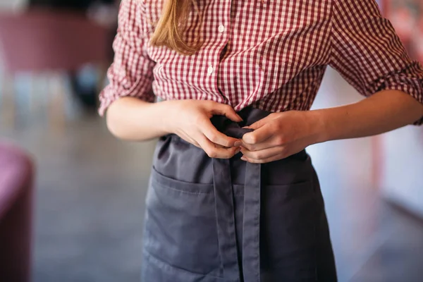 Mid sectie van serveerster schort dragen in café — Stockfoto