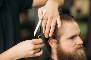 Makas kullanarak Kuaför ve berber dükkanı tarak