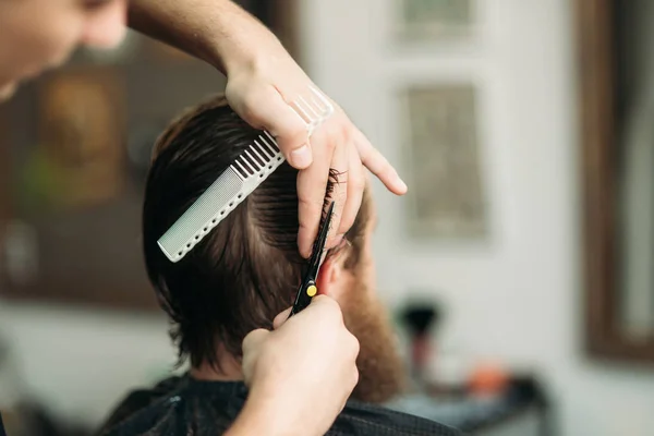 Peluquería con tijeras y peine en barbería — Foto de Stock