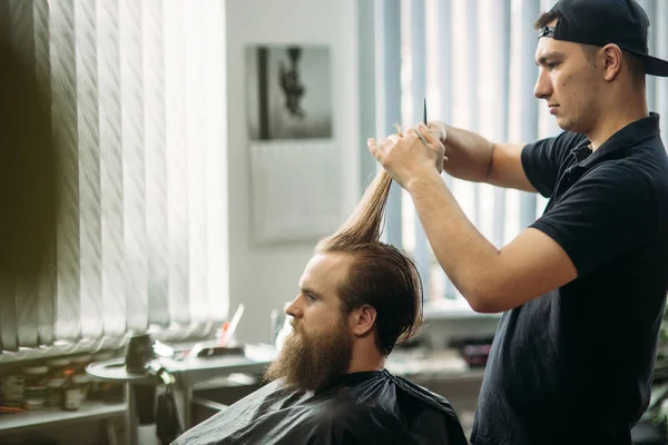 Fő darabok haj és szakáll férfi a fodrászatban, fodrászat frizura teszi egy fiatal férfi — Stock Fotó