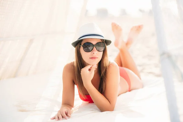 섹시 한 여자는 해변, 맑은 날씨에 근처 수영장에서 수영을. 여름 — 스톡 사진