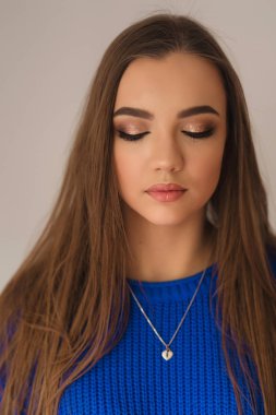 Model makyaj göstermek için gözleri kapalı