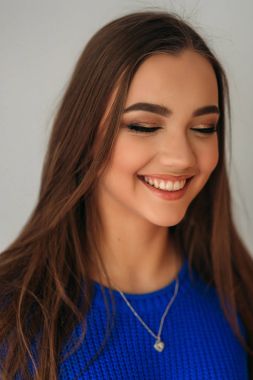 Model makyaj göstermek için gözleri kapalı