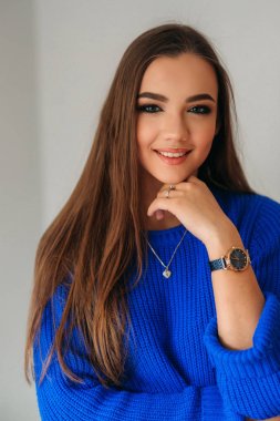 Genç güzel portresi gülümseyen içeride kadın,