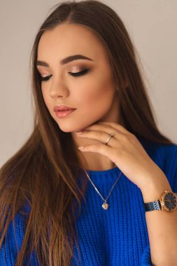 Model makyaj göstermek için gözleri kapalı