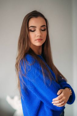 Model makyaj göstermek için gözleri kapalı