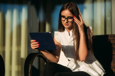 Çalışmak için bir tablet iş kadını kullanır