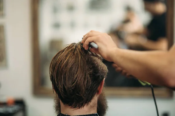 Mester csökkenti a haj és a szakáll, a férfiak a fodrászatban, és használ egy hajszárító — Stock Fotó