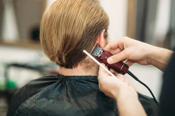 Hombre barbudo con un corte de pelo con una cortadora de pelo — Foto de Stock