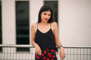 Esmer kız makyaj ile yeşil arka plan önünde duruyor