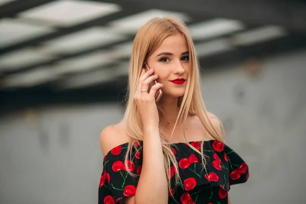 Chica rubia usando el teléfono y sonriendo —  Fotos de Stock
