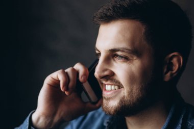 Telefonunuzun ve içinde bir restoran denim gömlekli sakallı adam