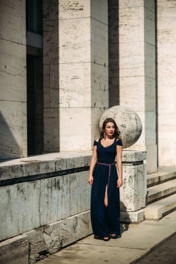 Elbiseli güzel bir kız şehirde yürüyüş.