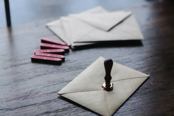 Mann fertigt die Briefmarke mit Siegellack auf dem Umschlag — Stockfoto