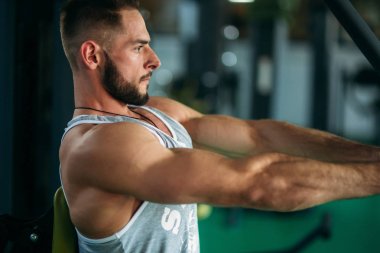 Genç bir atlet spor salonunda eğitiyor. Vücut geliştirmeci göğüs muscules trenler