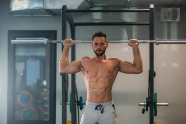 Genç bir atlet spor salonunda trenler