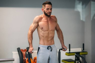 Genç bir atlet spor salonunda trenler