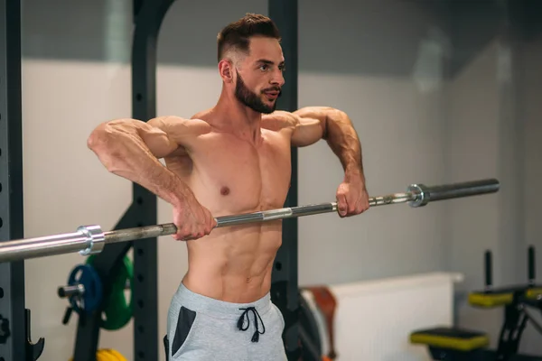 Un giovane atleta si allena in palestra — Foto Stock