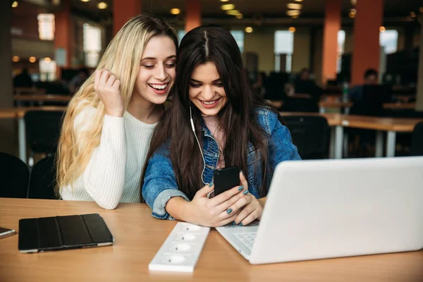 Dwa dziewczyna student wykorzystania tablet i laptop w bibliotece — Zdjęcie stockowe