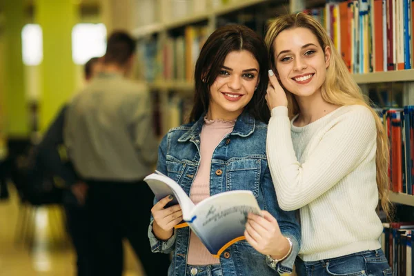 Grupo de estudiantes quieren encontrar un poco de literatura útil para la preparación para el examen universitario — Foto de Stock