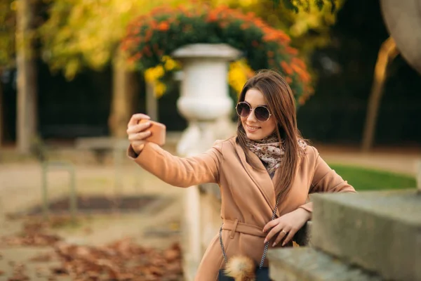 Hermosa chica en gafas de sol hacer foto en el teléfono inteligente. selfie —  Fotos de Stock