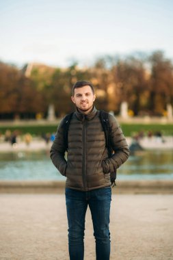 Sırt çantası pakr fotoğrafçı için poz ile yakışıklı adam