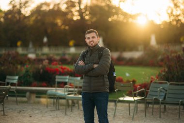 Sırt çantası pakr fotoğrafçı için poz ile yakışıklı adam